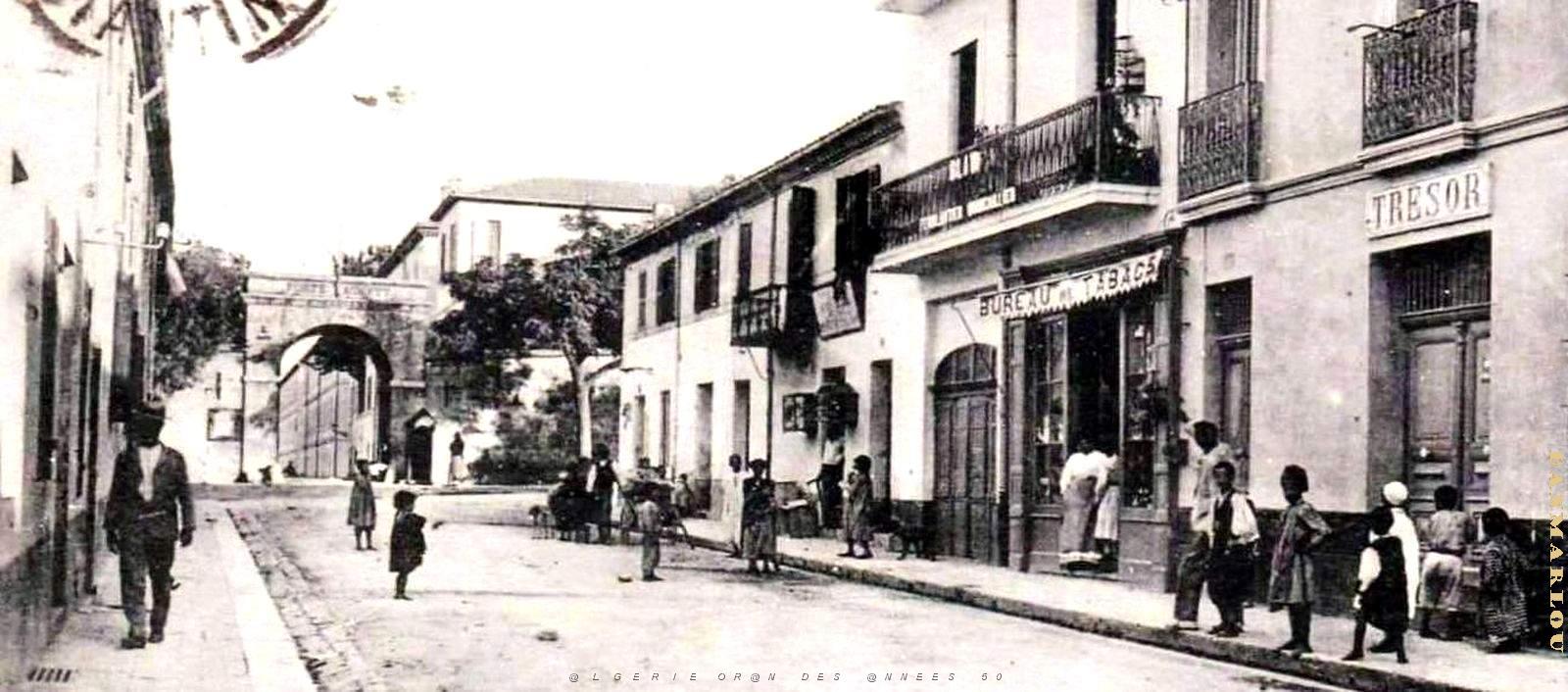 2815- Guelma - Rue Negrier et Porte de la Caserne2 - 1923.jpg